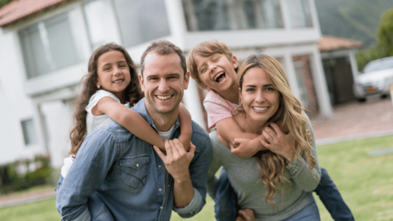 Familie vor Einfamilienhaus – Immobilienwert einschätzen